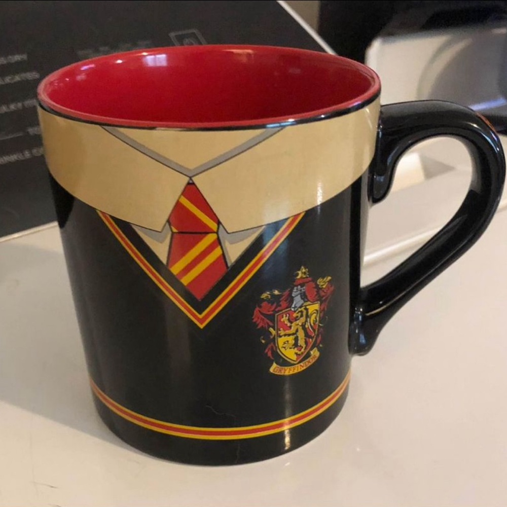 HARRY POTTER Mug - Gryffindor on handle...